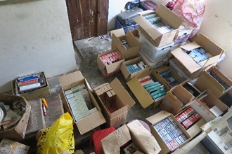 Hong Kong Customs mounted a territory-wide operation codenamed “Hammer” to strike storage and distribution activities of illicit cigarettes from July 27 to today (August 3). A total of about 1.1 million suspected illicit cigarettes with an estimated market value of about $3 million and a duty potential of about $2.1 million were seized. Photo shows the suspected illicit cigarettes seized in Kam Tin.