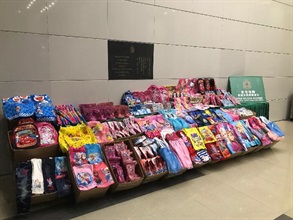 Hong Kong Customs conducted a three-day operation codenamed "Green Shield" between August 14 and yesterday (August 16) to combat the sale of suspected infringing goods for children in various districts and on online platforms. A total of about 7 200 pieces of suspected infringing children's clothing, shoes, bags and other goods with a total estimated market value of about $190,000 were seized.
