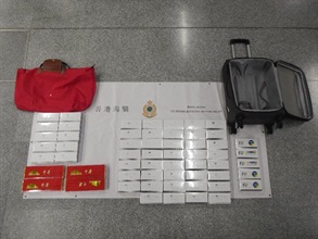 香港海關於暑假期間（六月一日至八月三十日）進行代號「神馬」的特別執法行動，有效打擊假日期間的跨境走私活動。圖示部分檢獲的懷疑未完稅香煙。