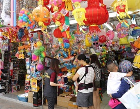 Hong Kong Customs today (September 20) distributes pamphlets in Sham Shui Po to remind members of the public, especially parents, about the safety of Mid-Autumn Festival toys and to pay attention to the warnings and usage instructions on them.
