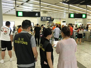 香港海關今日（九月二十八日）展開「極光」行動，在「國慶黃金周」期間加強巡查，以保障消費者。圖示海關人員在廣深港高速鐵路香港段西九龍站派發宣傳單張。