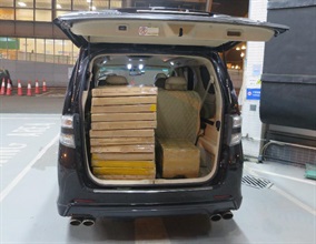 Hong Kong Customs yesterday (October 9) seized 13 boxes of suspected manufactured fireworks weighing about 80 kilograms in total on board an incoming private vehicle with an estimated market value of about $2,000 at Shenzhen Bay Control Point.