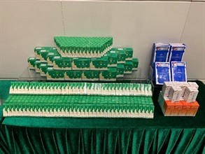 Hong Kong Customs conducted a territory-wide operation from October 30 to today (November 1) to combat the sale of suspected counterfeit proprietary Chinese medicines. During the operation, a total of about 700 items of suspected counterfeit proprietary Chinese medicines and other suspected counterfeit products with a total estimated market value of about $70,000 were seized.