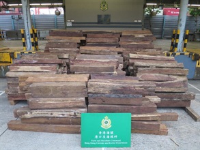 香港海關昨日（十一月二日）在葵涌海關大樓驗貨場的三個貨櫃內檢獲約八萬三千公斤懷疑危地馬拉黃檀木材，估計市值約三百三十萬元。