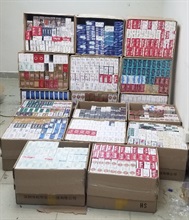 Hong Kong Customs mounted an anti-illicit cigarette operation in To Kwa Wan and Mong Kok from November 12 to yesterday (November 13). A total of about 180 000 suspected illicit cigarettes with an estimated market value of about $470,000 and a duty potential of about $340,000 were seized. Photo shows some of the suspected illicit cigarettes seized.