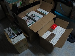香港海關十一月十二日至昨日（十一月十三日）在土瓜灣及旺角進行反私煙行動，共檢獲約十八萬支懷疑私煙，估計市值約四十七萬元，應課稅值約三十四萬元。圖示部分檢獲的懷疑私煙。
