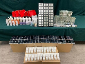 Hong Kong Customs yesterday (July 5) seized a batch of suspected smuggled goods at Lok Ma Chau Control Point, including over 2 200 central processing units, over 1 000 computer RAM units, about 630 smartphones and about 70 items of cosmetics, with a total estimated market value of about $4 million. Photo shows some of the suspected smuggled goods seized.
