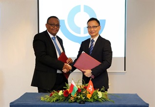 Mr Cheung (right) and the Director-General of Malagasy Customs, Mr Eric Narivony Rabenja (left), exchange the Customs Co-operative Arrangement.