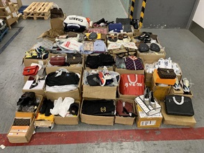 香港海關於十一月中「雙十一」光棍節營銷期間，採取兩星期代號「再創高峰II」行動，加強打擊以郵遞及貨運渠道走私禁運／受管制物品活動。圖示部分檢獲的懷疑侵權物品。