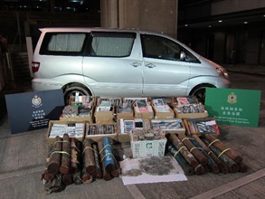 Hong Kong Customs and the Marine Police yesterday (November 26) conducted an anti-smuggling joint operation and detected a suspected smuggling case using a speedboat in the North Lantau waters of Hong Kong. Suspected smuggled goods including about 1 400 used mobile phones, about 100 used tablets, about 160 kilograms of wood logs and about 900 live frogs with an estimated market value of about $1.1 million were seized.