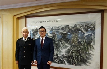 The Commissioner of Customs and Excise, Mr Hermes Tang (right), and the Vice Minister of the General Administration of Customs of the People's Republic of China (GACC), Mr Li Guo, are pictured after the 2018 review meeting between the GACC and Hong Kong Customs today (November 28).