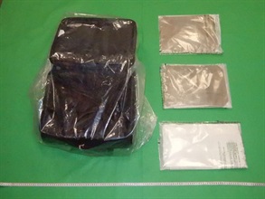 香港海關十一月三十日在香港國際機場一行李箱的夾層內檢獲三包共約二點五公斤懷疑可卡因。