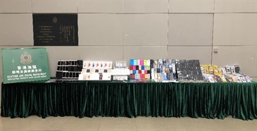 Hong Kong Customs conducted a territory-wide operation from December 4 to today (December 6) to combat the sale of suspected counterfeit smartphones and accessories. During the operation, a total of about 3 300 pieces of suspected counterfeit smartphones and accessories with an estimated market value of about $1 million were seized.