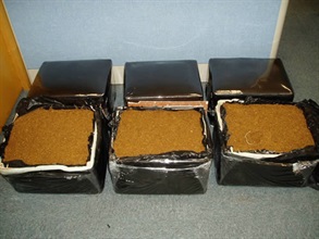 海關檢獲六件郵包，每件裝有一個腳座，內藏有九公斤未完稅煙草。