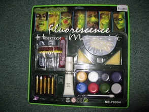 海關呼籲家長切勿讓兒童使用一款名為「Fluorescence Horror Makeup Kit」的不安全「化裝顏料」玩具，款號為70334。
