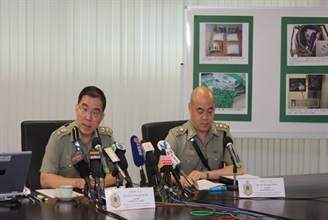 The Head of Land Boundary Command, Mr Ben Leung (left) today (May 27) talks about the most commonly used drug trafficking methods detected by the Customs at the control points. Also present at the press briefing was the Divisional Commander (Lok Ma Chau (Administration)), Mr Patrick Liu (right).