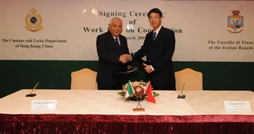 香港海关关长袁铭辉和意大利财税警察总司令Cosimo D'Arrigo上将今日（三月二十五日）在香港出席签署仪式。