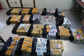 Hong Kong Customs yesterday (December 17) seized 5 443 suspected smuggled smartphones and 90 suspected smuggled watches with an estimated market value of about $20 million in total from the driving cabin of an outgoing container truck at Lok Ma Chau Control Point.