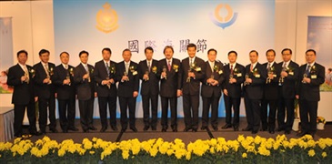 Financial Secretary, Mr John C Tsang (eighth from left) and Commissioner of Customs and Excise, Mr Richard Yuen (seventh left), at the International Customs Day reception today (January 19). Together with them are (from fifth left) Director-General of Macao Customs Service, Mr Choi Lai Hang; Secretary for Security, Mr Ambrose S K Lee; Convenor of the Non-official Members of the Executive Council, Mr Leung Chun-ying; Secretary for Food and Health, Dr York Chow; Deputy Director-General of the Guangdong Sub-Customs Administration, Mr Liu Guangping, and the directorate of Hong Kong Customs.