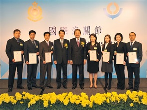 Financial Secretary, Mr John C Tsang (fifth from left), and Commissioner of Customs and Excise, Mr Richard Yuen (fourth left), with the Hong Kong Customs officers who were awarded World Customs Organisation Certificates of Merit for their significant contributions to the green cause.