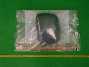 Hong Kong Customs yesterday (December 25) seized about 1.35 kilograms of suspected cocaine with an estimated market value of about $1.51 million at the Hong Kong International Airport.