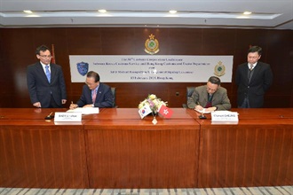 The Commissioner of Customs and Excise, Mr Clement Cheung (right), and the Commissioner of the Korea Customs Service, Mr Baek Un-chan (left), sign an arrangement to mutually recognise respective Authorized Economic Operator (AEO) programmes at the 31st Customs Cooperation Conference in Hong Kong today (February 13).
