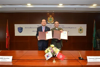 Mr Cheung (right) and Mr Baek (left) exchange the arrangement to mutually recognise respective AEO programmes.