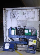 一批手提電話及中央處理器被暗藏於一輛出境貨櫃車上冷凍貨櫃的暗格內。