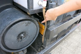 Smuggled goods were found in the false compartment of a fuel tank.