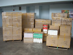 海关在文锦渡一辆入境货柜车上缉获323万元未完税香烟