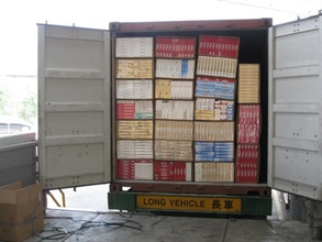 海关在一辆入境货柜车上缉获332万元未完税香烟。