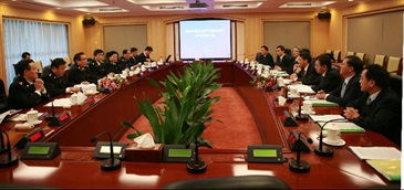 海關關長袁銘輝（右四）在北京出席與內地海關總署的業務聯繫年度會議。