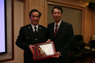 海关关长袁铭辉（右）向内地海关总署署长盛光祖致送纪念品。