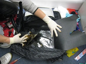 可卡因毒品藏在六块胶板的夹层内