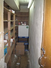 海关人员在涉案药房发现储存违法药物的隐闭密室