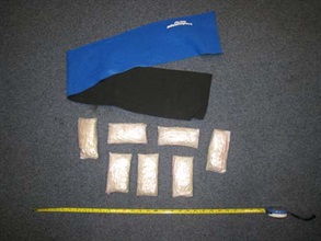 于被捕台湾旅客身上检获七包共重一公斤的冰毒。