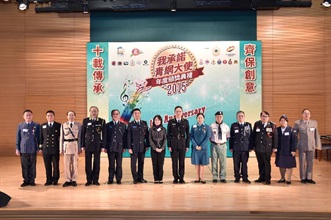 The 'I Pledge·Youth Ambassador of the Year 2015 Award Presentation Ceremony' was held at the Customs Headquarters Building today (December 19). The Commissioner of Customs and Excise, Mr Roy Tang (eighth left), and the Director of Intellectual Property, Ms Ada Leung (seventh left), in a group photo with the Youth Uniform Group representatives at the Ceremony.