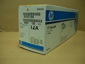 冒牌碳粉盒的包装纸盒上无任何雷射标籤。