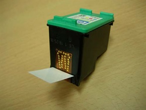 冒牌墨盒旁的金属小片有明显损耗痕迹。