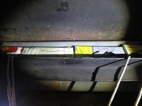 海關人員發現貨物藏於貨車尾部車身的改裝暗格內。