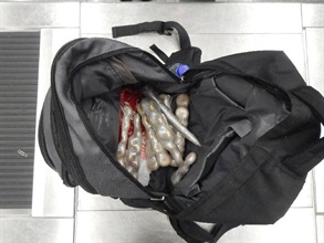 海關人員在被捕人士的背包中發現懷疑象牙切件。