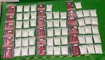 香港海關昨日（六月五日）在香港國際機場檢獲約五十公斤懷疑氯胺酮，估計市值約二千七百八十萬元，並拘捕兩名男子。圖示檢獲的懷疑氯胺酮和用作收藏毒品的香料包裝袋。