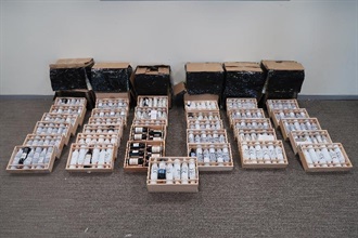 Hong Kong Customs yesterday (June 4) detected a suspected smuggling case using a van and a speedboat in Tung Chung. A batch of suspected smuggled goods, including cigars, high-value food and electronic products, with an estimated market value of about $10 million in total was seized. Photo shows the suspected smuggled high-valued wine seized.