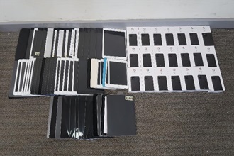 Hong Kong Customs yesterday (June 4) detected a suspected smuggling case using a van and a speedboat in Tung Chung. A batch of suspected smuggled goods, including cigars, high-value food and electronic products, with an estimated market value of about $10 million in total was seized. Photo shows the suspected smuggled smartphones and tablets seized.