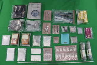 Hong Kong Customs yesterday (June 17) seized about 1.45 kilograms of suspected liquid cocaine, about 1.1kg of suspected cocaine and about 300 grams of suspected crack cocaine in Lam Tin with a total estimated market value of about $2.71 million. Photo shows the suspected dangerous drugs, drug manufacturing and packaging paraphernalia seized.