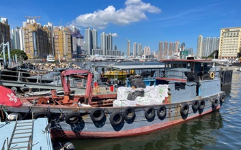 Hong Kong Customs yesterday (June 23) mounted an anti-smuggling operation in the southern waters of Hong Kong and detected a suspected smuggling case involving a cargo vessel. About 40 tonnes of suspected smuggled frozen meat with an estimated market value of about $5.1 million were seized. Photo shows the cargo vessel suspected to have been used to smuggle frozen meat.