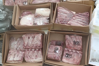 香港海關昨晚（七月五日）在香港南面水域進行反走私行動，偵破一宗涉嫌利用貨船走私的案件，檢獲一批食品和懷疑受管制活珊瑚，估計市值約一百五十萬元。圖示部分檢獲的懷疑走私凍肉。