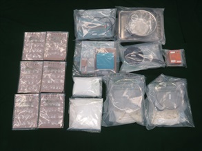 Hong Kong Customs yesterday (July 9) seized about 1.1 kilograms of suspected cocaine and about 540 grams of suspected crack cocaine with a total estimated market value of about $1.9 million in Sham Shui Po. Photo shows the suspected dangerous drugs, drug manufacturing and packaging paraphernalia seized.