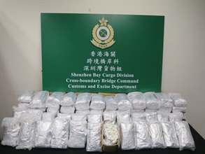 Photo​Hong Kong Customs on July 11 seized a batch of suspected controlled items, including about 44.2 kilograms of suspected synthetic cathinone (bath salts), about 1 300 suspected prohibited weapons and about 10 000 suspected alternative smoking products, as well as about 580 items of suspected counterfeit goods, at Shenzhen Bay Control Point. The total estimated market value was about $6.3 million. Photo shows the suspected synthetic cathinone seized.