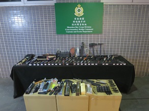 ​Hong Kong Customs on July 11 seized a batch of suspected controlled items, including about 44.2 kilograms of suspected synthetic cathinone (bath salts), about 1 300 suspected prohibited weapons and about 10 000 suspected alternative smoking products, as well as about 580 items of suspected counterfeit goods, at Shenzhen Bay Control Point. The total estimated market value was about $6.3 million. Photo shows the suspected prohibited weapons seized.